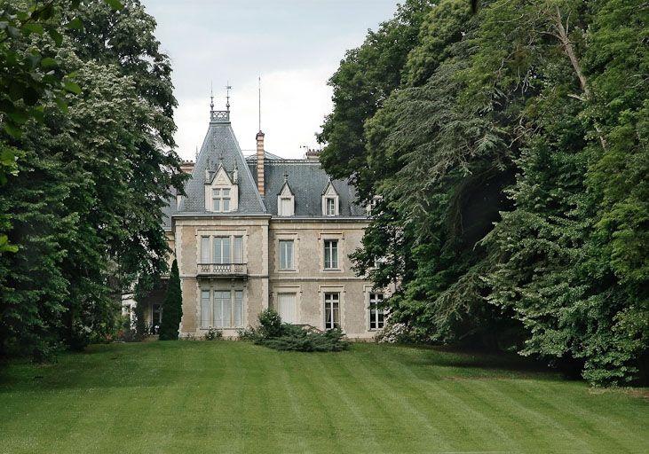 Une grande demeure sur la rive droite de la Seille est connue sous le nom de Château de la Motte. Elle date de la deuxième moitié du 19e siècle.
