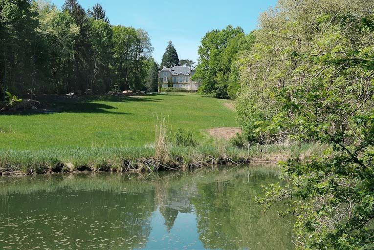 Le château de Molaise pris de la rive gauche de la Seille.