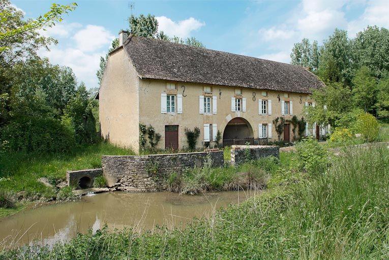 Moulin de La Folie, son bief est visible au premier plan.