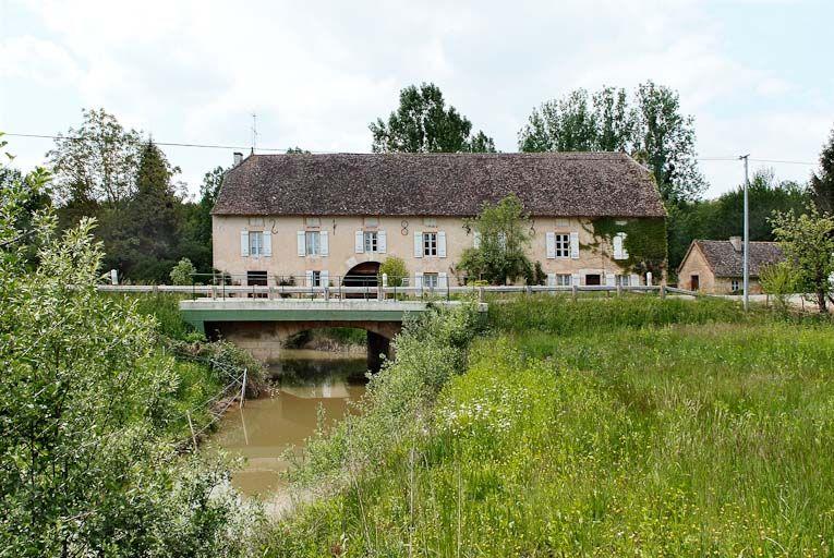Moulin de La Folie, son bief est visible au premier plan.