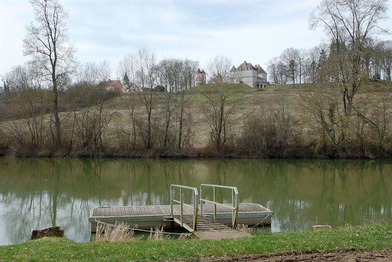 Le château pris de la rive gauche de la Seille. Au pemier plan, un appontement moderne.