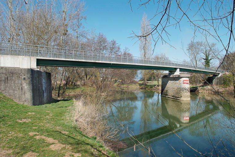 Passerelle sur la Seille, en amont de Louhans. Cette réalisation moderne vient remplacer un ancien pont de chemin de fer désaffecté.