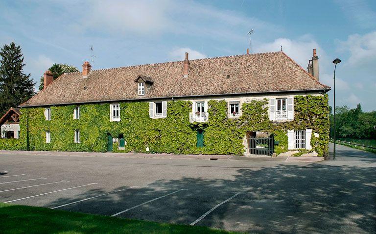 Cette demeure située sur la rive gauche de la Seille, juste en amont du port, est certainement une ancienne auberge.