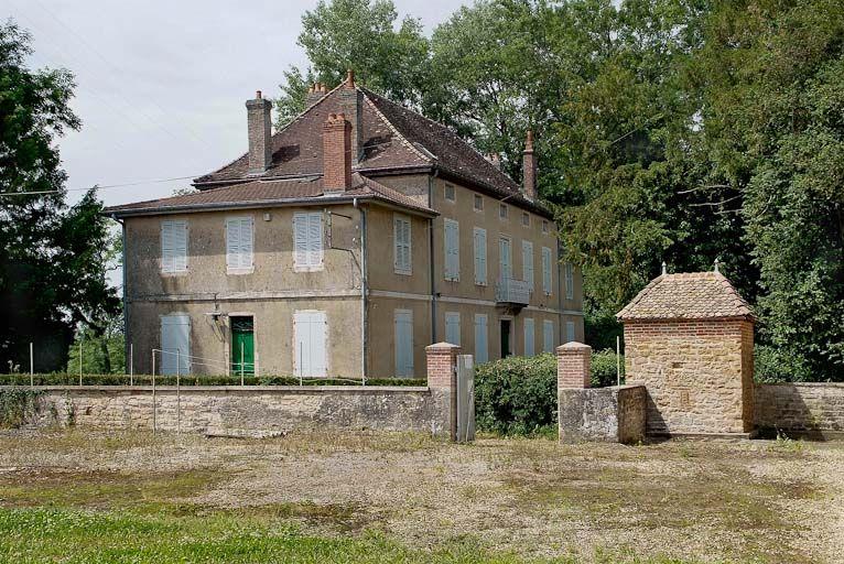 L'ensemble lié au château de Lusigny, sur la rive gauche de la Seille, en hauteur, est déjà indiqué sur le cadastre napoléonien. Il se compose d'un corps de logis rectangulaire, placé perpendiculairement à la rivière, et entouré d'un jardin au 19e siècle, et d'un hameau avec quelques fermes.