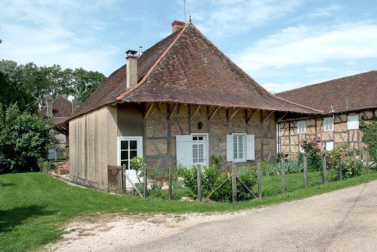 Château de Lusigny ; actuellement ferme ; logement (paysages et activités liés à la Seille canalisée)