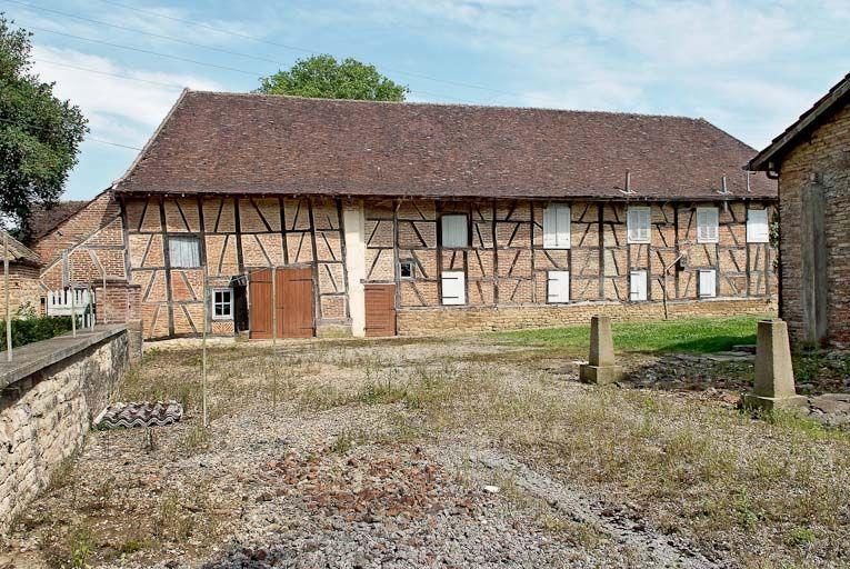 Château de Lusigny : ferme de face.