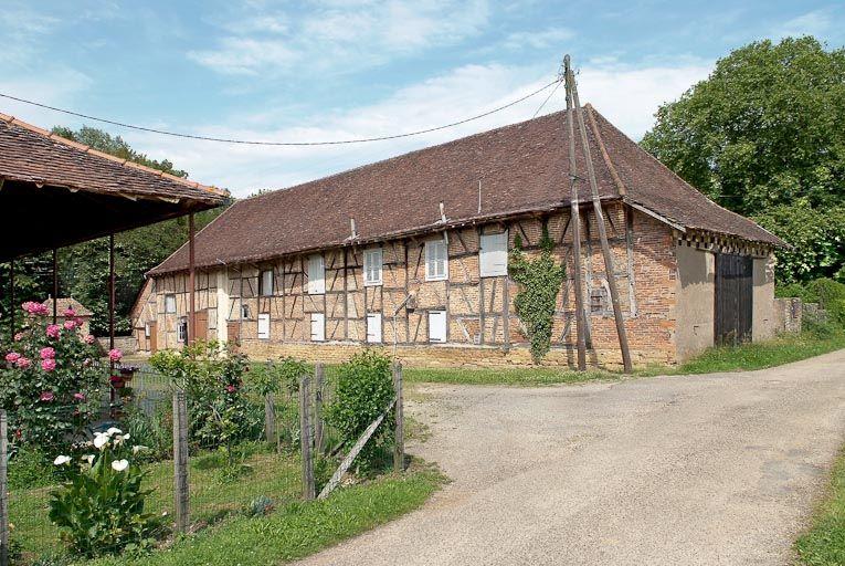 Château de Lusigny : ferme de face.