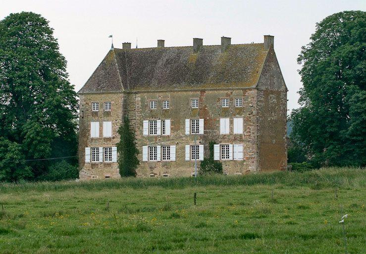 Le château de la Villeneuve est à 5 km de la rive gauche de la Seille. Fondé au 13e siècle, il était entouré d'eau, comme le montrent les restes de fossés encore visibles. Un système complexe de rigoles artificielles et d'étangs-réserves permettait de remplir rapidement les douves. L'enceinte comprend une ancienne grange et un pigeonnier. Le logis de plan en L a été probablement construit au 17e siècle. De ce château dépendait une halle et une ancienne chapelle, détruites.