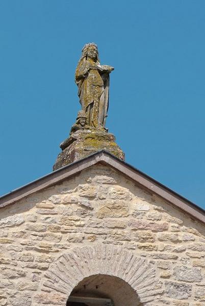 L'élévation de la façade présente une statue de sainte Catherine (?) en amortissement au centre.