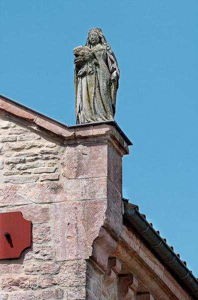 L'élévation de la façade présente une statue de Vierge à l'Enfant en amortissement à droite.