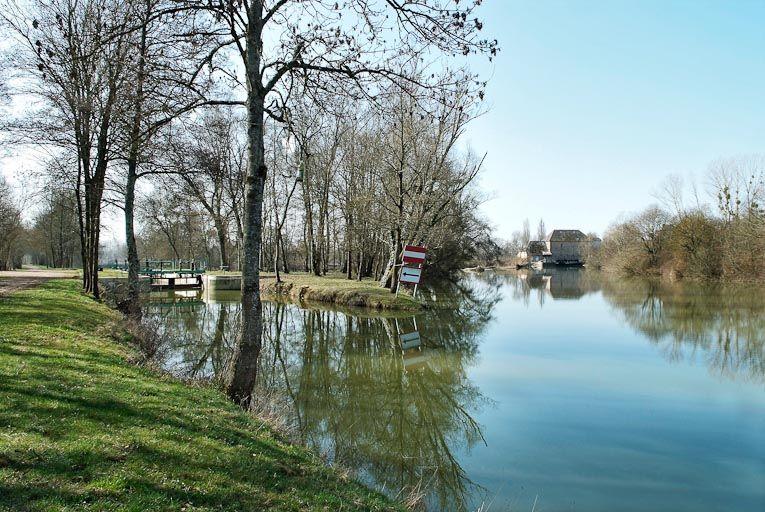 Vue d'ensemble du site d'écluse de Loisy sur la dérivation du canal. A droite, le moulin de Loisy.