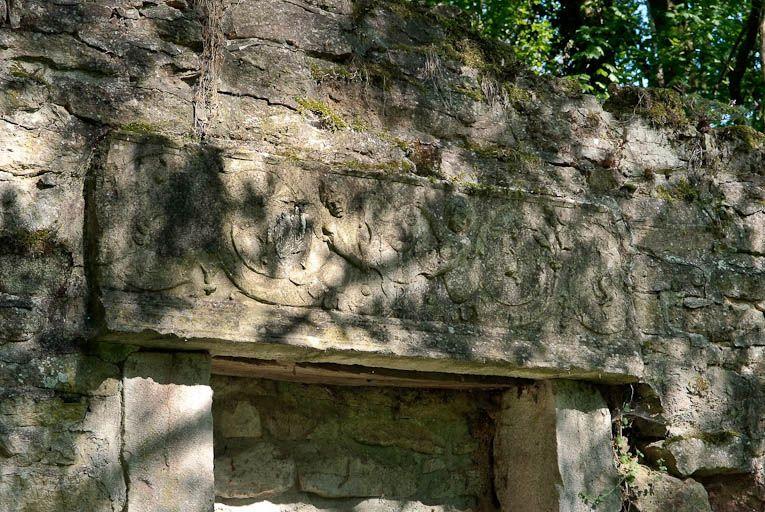 Ruines de l'église Saint-Maurice. Cette petite église possède encore un très beau linteau 16e siècle avec putti et arabesques.