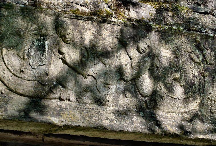 Ruines de l'église Saint-Maurice. Détail du très beau linteau 16e siècle avec putti et arabesques.