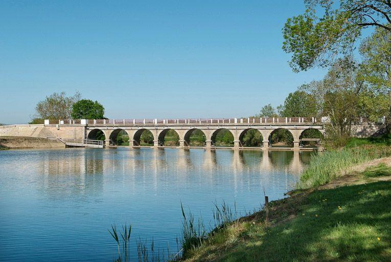 Barrage et pont de La Truchère, vus de la rive droite de la Seille.