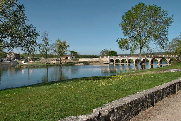 Barrage et pont de La Truchère à gauche, vus de la rive droite de la Seille. Complètement à gauche, écluse de La Truchère.