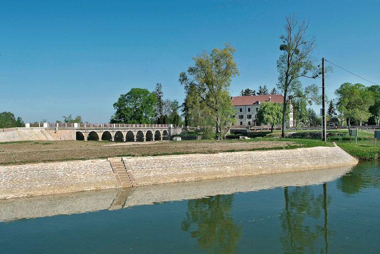Barrage et pont de La Truchère à gauche, moulin à droite, au fond. Au premier plan : perré de l'écluse de La Truchère.