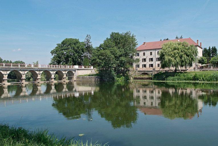 Barrage et pont de La Truchère à gauche, moulin à droite, vus de la rive droite de la Seille.