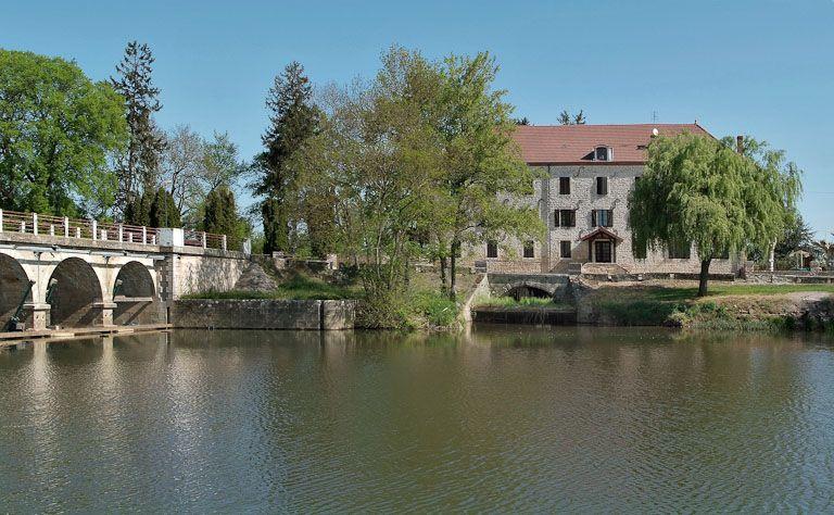 Barrage et pont de La Truchère à gauche, moulin à droite, vus de la rive droite de la Seille.