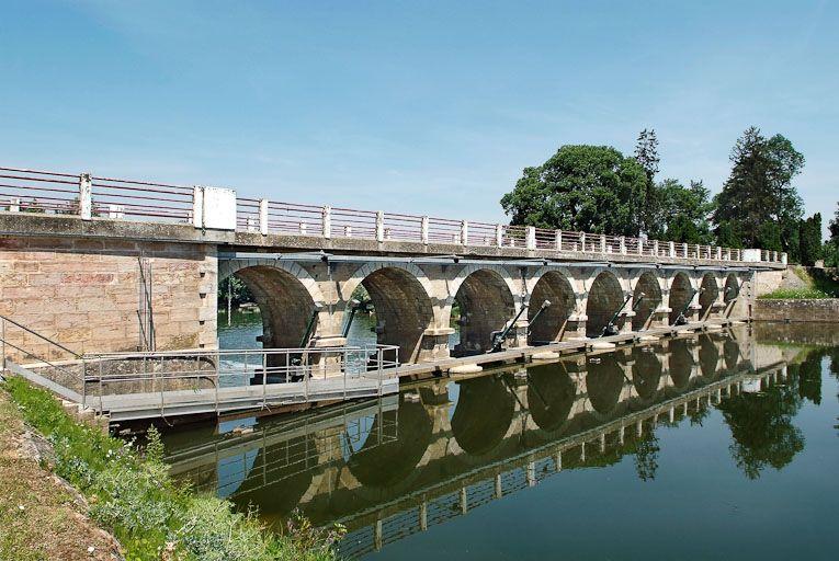 Barrage et pont de La Truchère, vus de la rive gauche de la Seille.