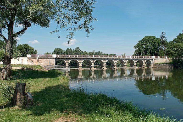 Barrage et pont de La Truchère, vue d'ensemble, de la rive gauche de la Seille.