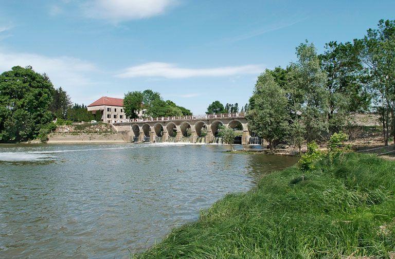 Barrage et pont de La Truchère, vus de la rive gauche de la Seille.