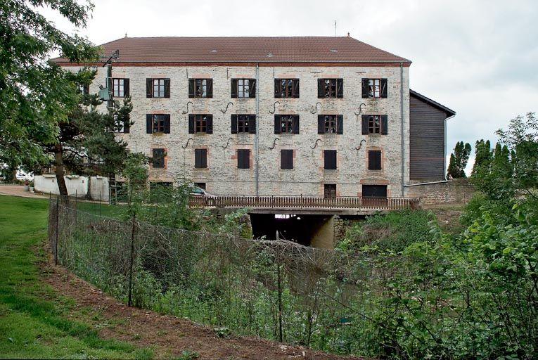 Vue de l'arrière du moulin avec le bief qui l'alimentait.