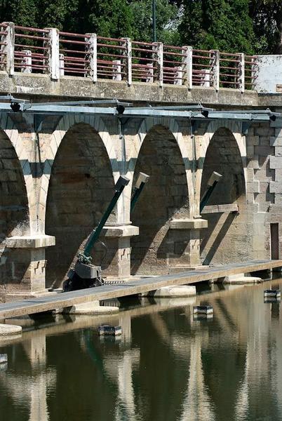 Vue rapprochée du barrage et du pont de La Truchère : plusieurs arches avec détail de la passerelle pour venir manoeuvrer les aiguilles.