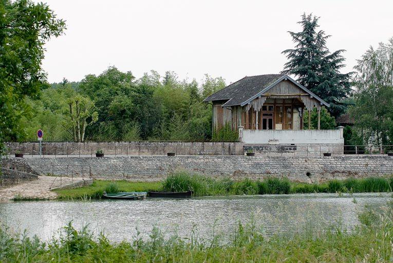 Vue du village de La Truchère, abreuvoir à gauche ; chalet à droite.
