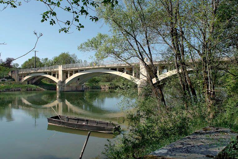 Pont routier sur la D933.