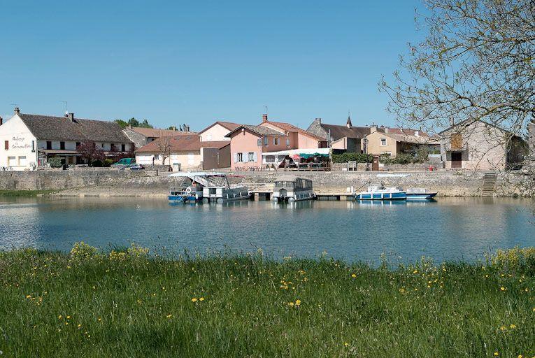 Digue protégeant La Truchère, avec port.