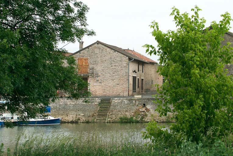 Maison située sur la rive droite de la Seille, sur le pignon : croix commémorative de la crue de la Seille de 1841.