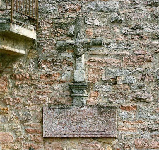 Maison située sur la rive droite de la Seille, sur le pignon : détail de la croix commémorative de la crue de la Seille de 1841.