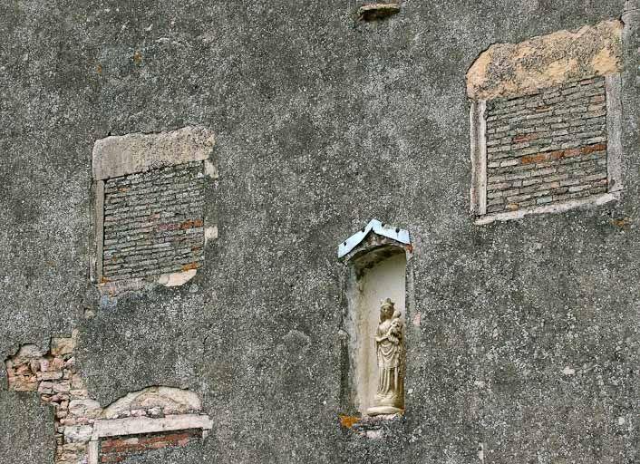 Détail d'une maison (pignon nord) avec Vierge à l'Enfant dans une niche, face aux quais de la Seille.