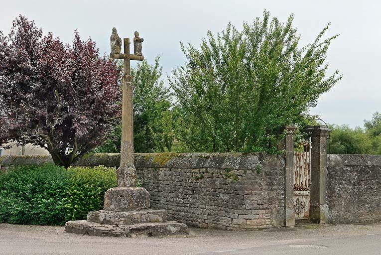 Croix de chemin au centre de La Truchère.