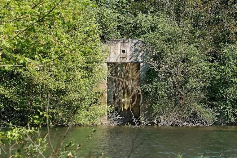 Un garage à bateau (?) sur la rive gauche de la Seille, en bas du parc du château de Saint-Romain.