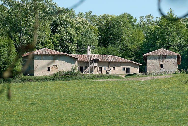Ferme du château de Saint-Romain, avec cheminée sarrasine.