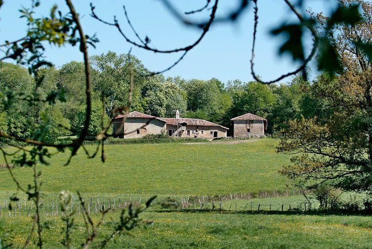 Ferme du château de Saint-Romain, avec cheminée sarrasine.