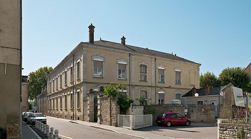 Bâtiment en U, élévation sur la rue de Traves.