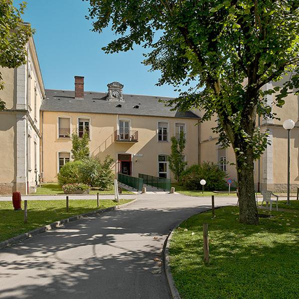 Bâtiment en U, façades sur la cour.