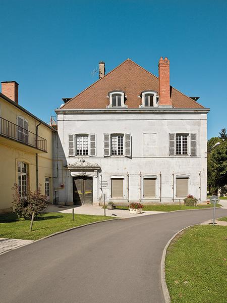 Bâtiment en L, mur de croupe sud.