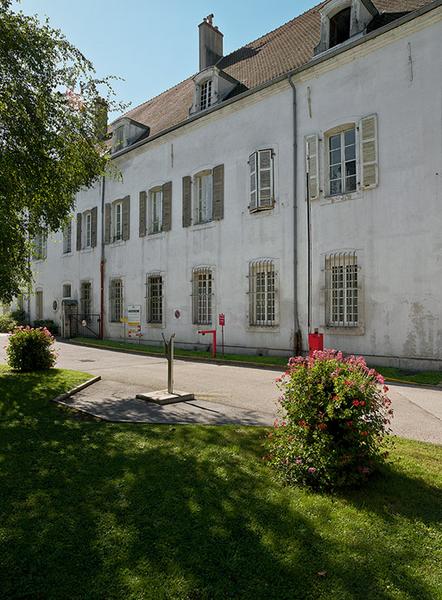 Bâtiment en L, élévation est.