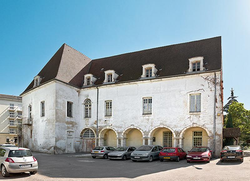 Bâtiment en L.