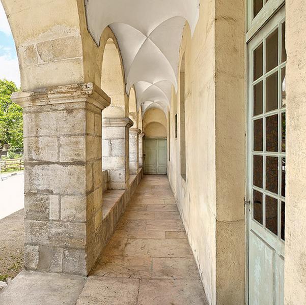 Bâtiment en L, vue de la galerie nord.