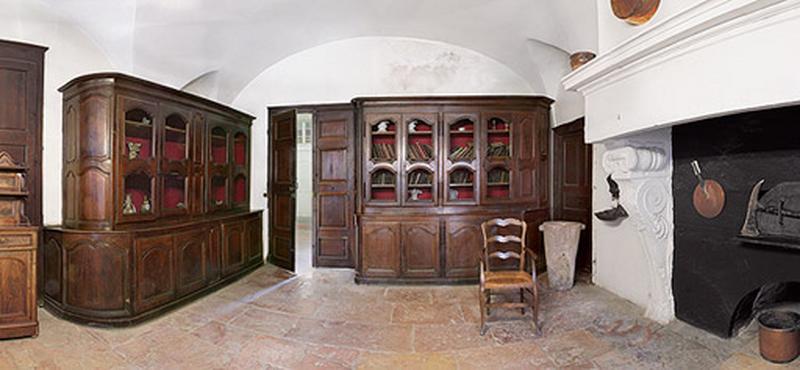 Bâtiment en L, ancienne cuisine.