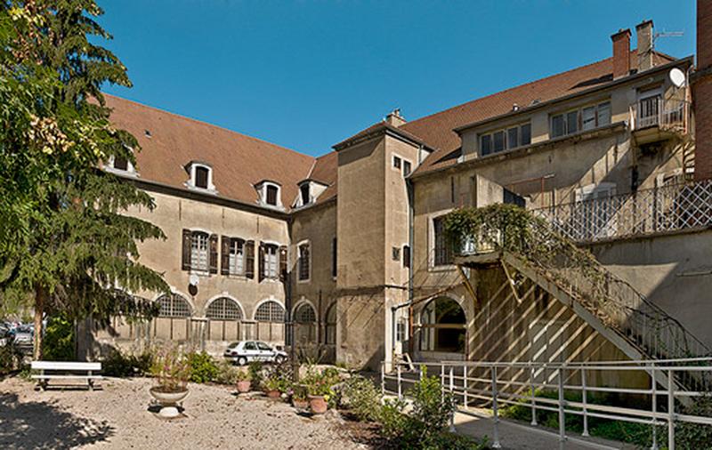 Bâtiment en L, élévations sur la petite cour sud-ouest.