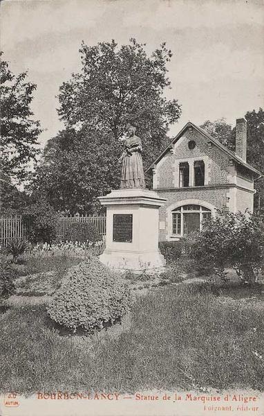 BOURBON-LANCY - Statue de la Marquise d'Aligre (Poignant, éditeur).