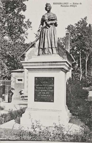 BOURBON-LANCY - Statue de Marquise d'Aligre.