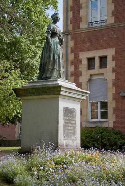 Statue de la marquise d'Aligre sur son piédestal, vue d'ensemble de trois quarts.