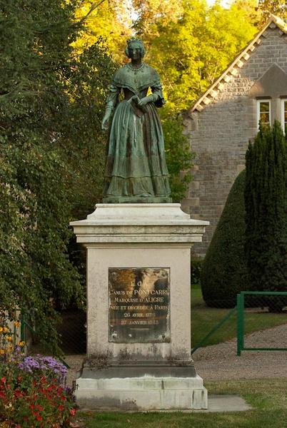 Statue de la marquise d'Aligre sur son piédestal, vue d'ensemble de face.