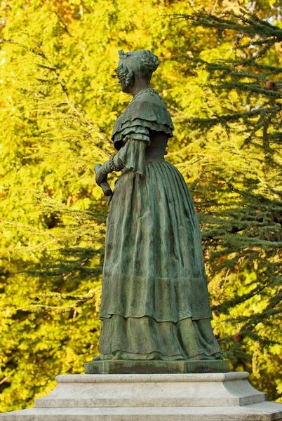 Statue de la marquise d'Aligre, profil gauche.